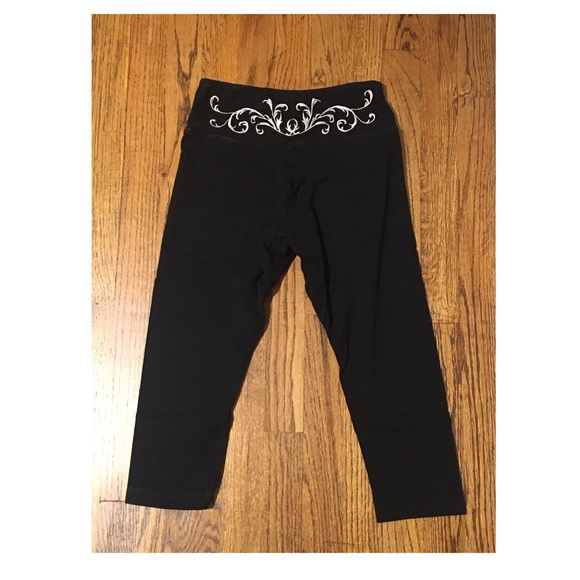 Black workout leggings with embroidered design - Picture 2 of 2